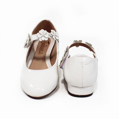 Zapatilla con Mini Tacón de Niña Latte Charol con Flores JAKUNA