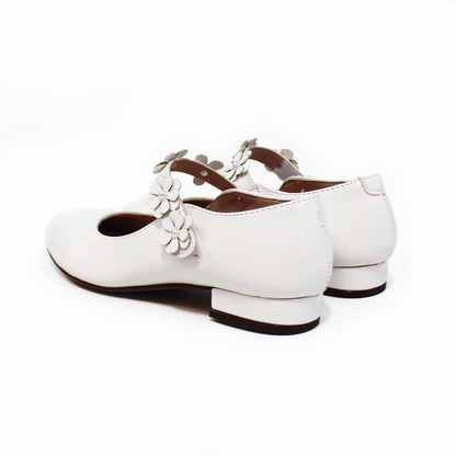 Zapatilla con Mini Tacón de Niña Latte Charol con Flores JAKUNA