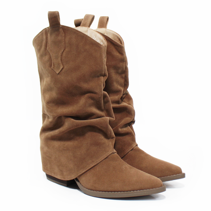 Bota Vaquera Arena Gamuza Tubo Medio con Capa de Dama TACZA