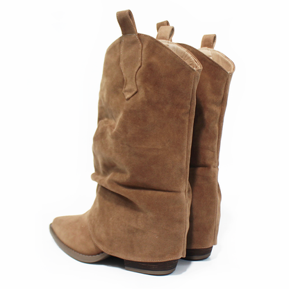 Bota Vaquera Arena Gamuza Tubo Medio con Capa de Dama TACZA