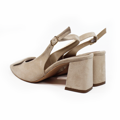 Zapatilla Puntal Beige Gamuza Destalonada con Botón Cuadrado TACZA