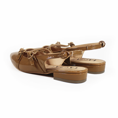 Flat Slingback con Tiras Cruzadas Cajeta Charol TACZA