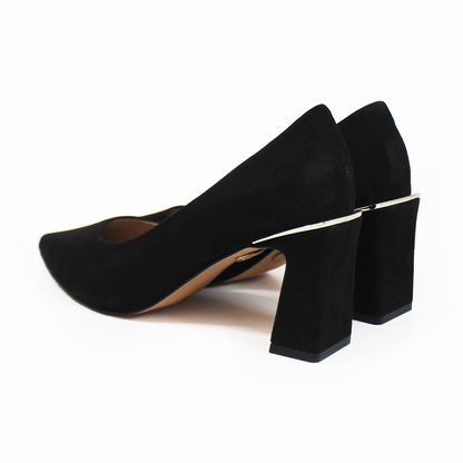 Zapatilla Negro Ante con Detalle en Tacón MACADA