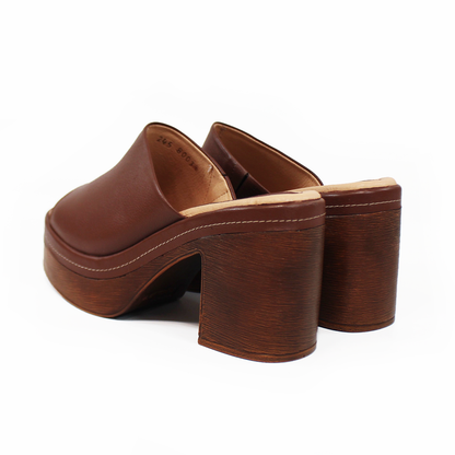 Zueco de Piel Café con tacón madera de Dama STEFANIA