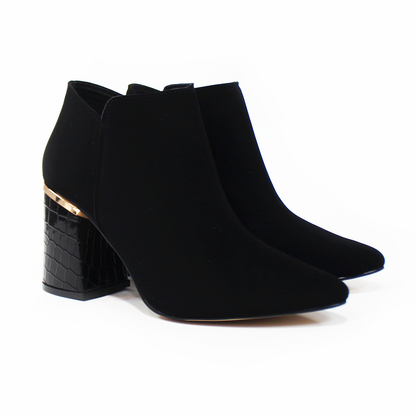 Botín Puntal Negro Ante con Tacón Lizard y Detalles Dorados de Dama TACZA