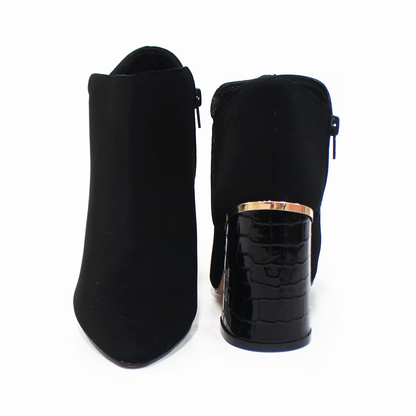 Botín Puntal Negro Ante con Tacón Lizard y Detalles Dorados de Dama TACZA