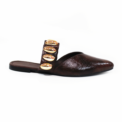 Mule Chocolate de piso con tira de Botones Dorados de Dama