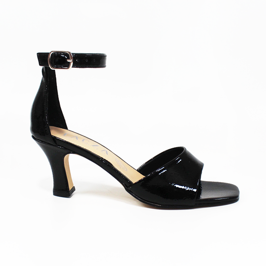 Sandalia de Tacón Campana Negro Charol con Talón y Pulsera TACZA