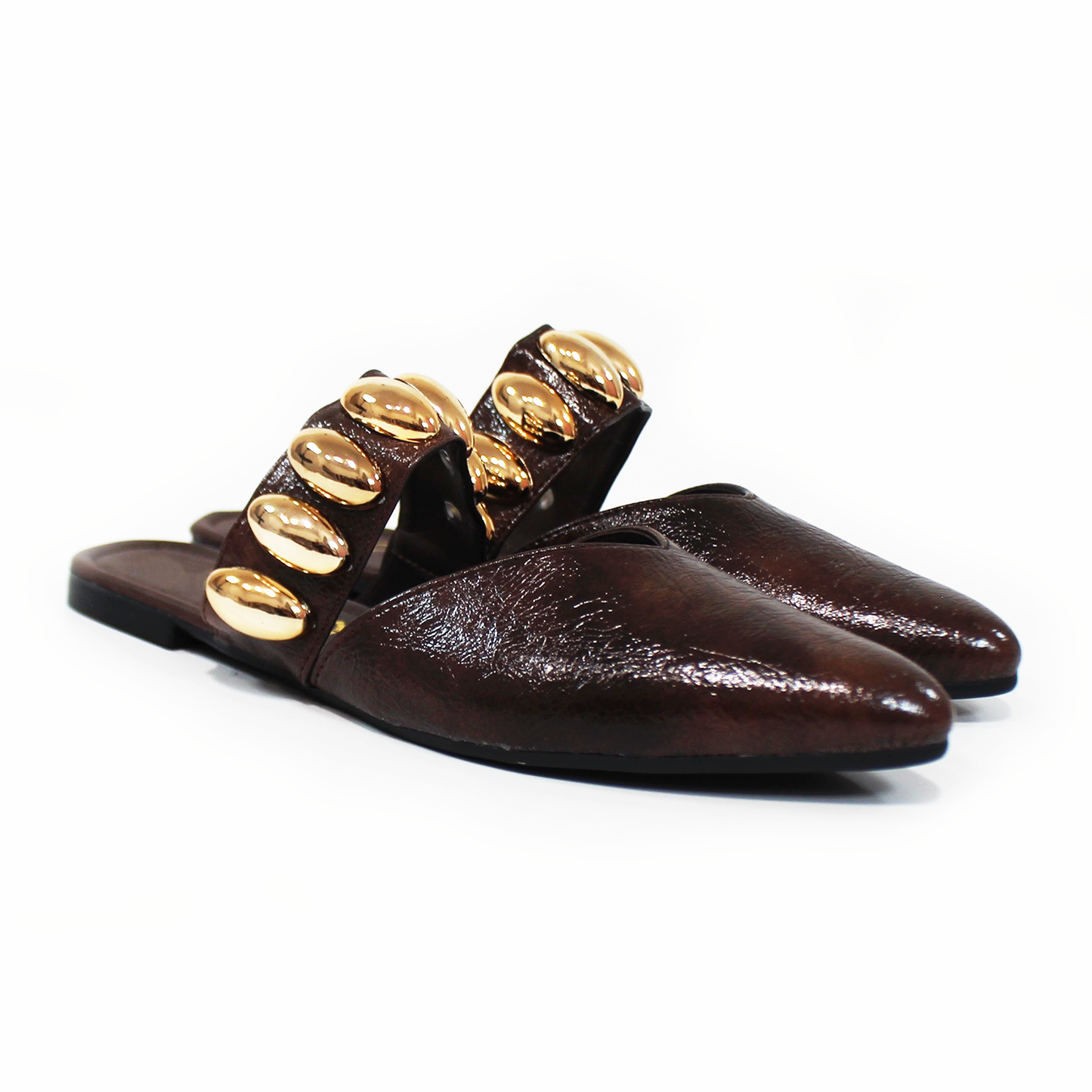 Mule Chocolate de piso con tira de Botones Dorados de Dama