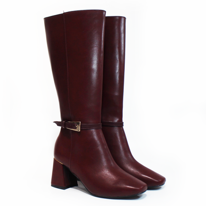 Bota Alta de Vestir Vino con Cinto y Hebilla en Tubo y Cierre lateral LADY PAULINA