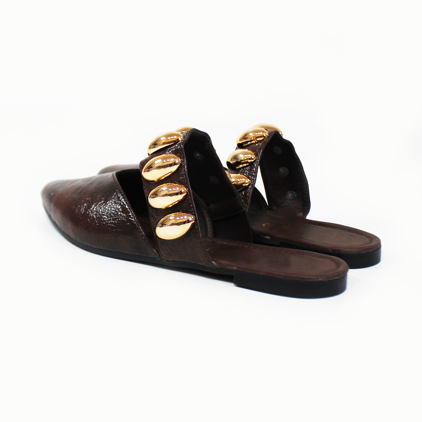 Mule Chocolate de piso con tira de Botones Dorados de Dama