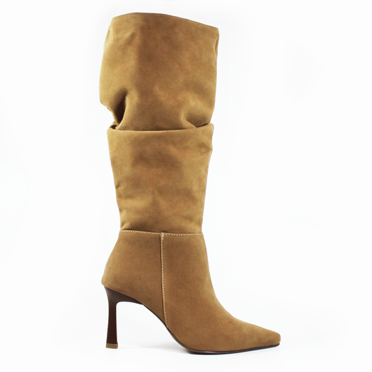 Bota Alta NOMADAS Camel con Tubo Plisado de Dama